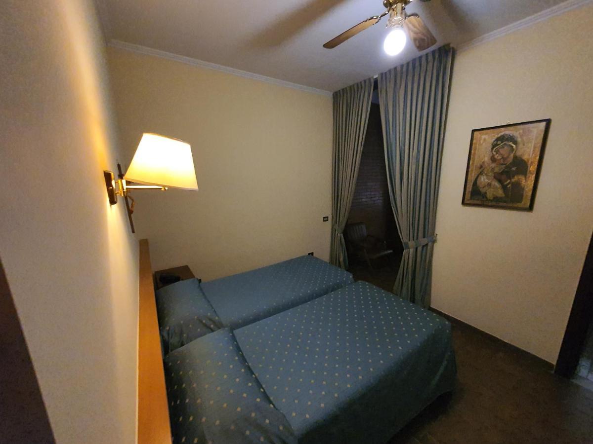 Suore Concezioniste Missionarie - Carmen Salles Roma Bed & Breakfast ภายนอก รูปภาพ