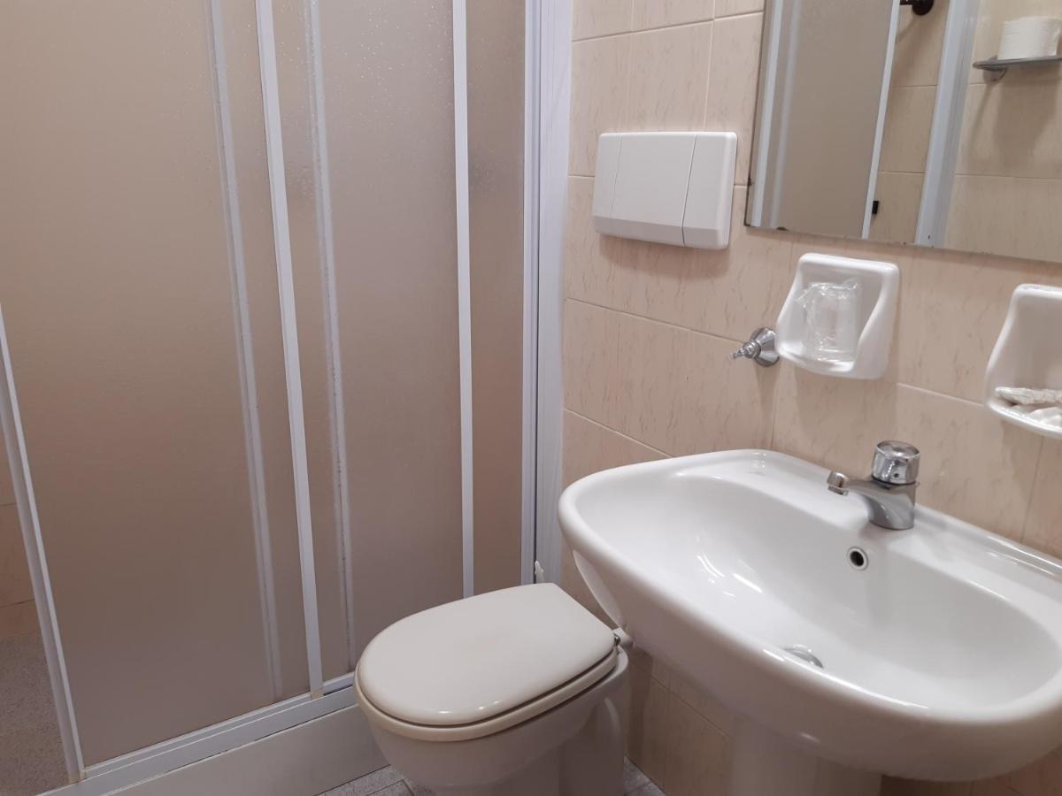 Suore Concezioniste Missionarie - Carmen Salles Roma Bed & Breakfast ภายนอก รูปภาพ